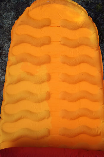 Durchnässte, orangene Isomatte