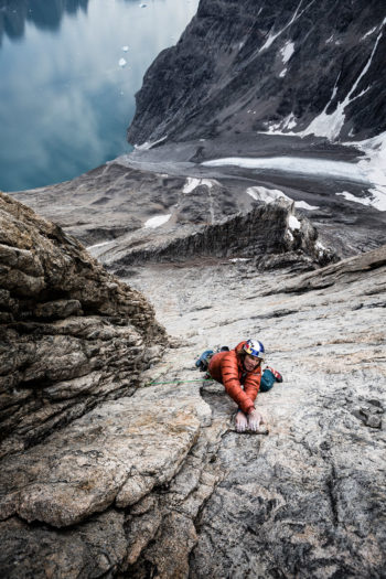 Stefan Glowacz in Wand beim Klettern in Grönland