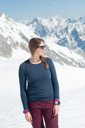 Frau blickt in die Ferne vor Bergpanorama