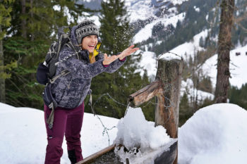 Vero W&ouml;ckner testet Sherpa Jacke Annapurna mit Wasser