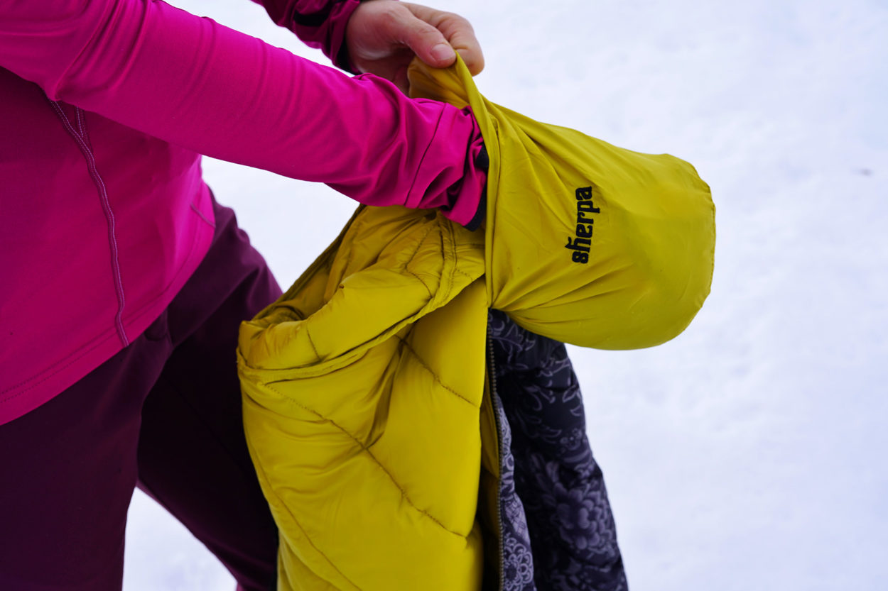 Vero W&ouml;ckner testet den Beutel zur Komprimierung der Sherpa Annapurna