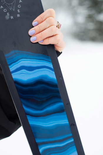 Frau hält Armada Tracer 98