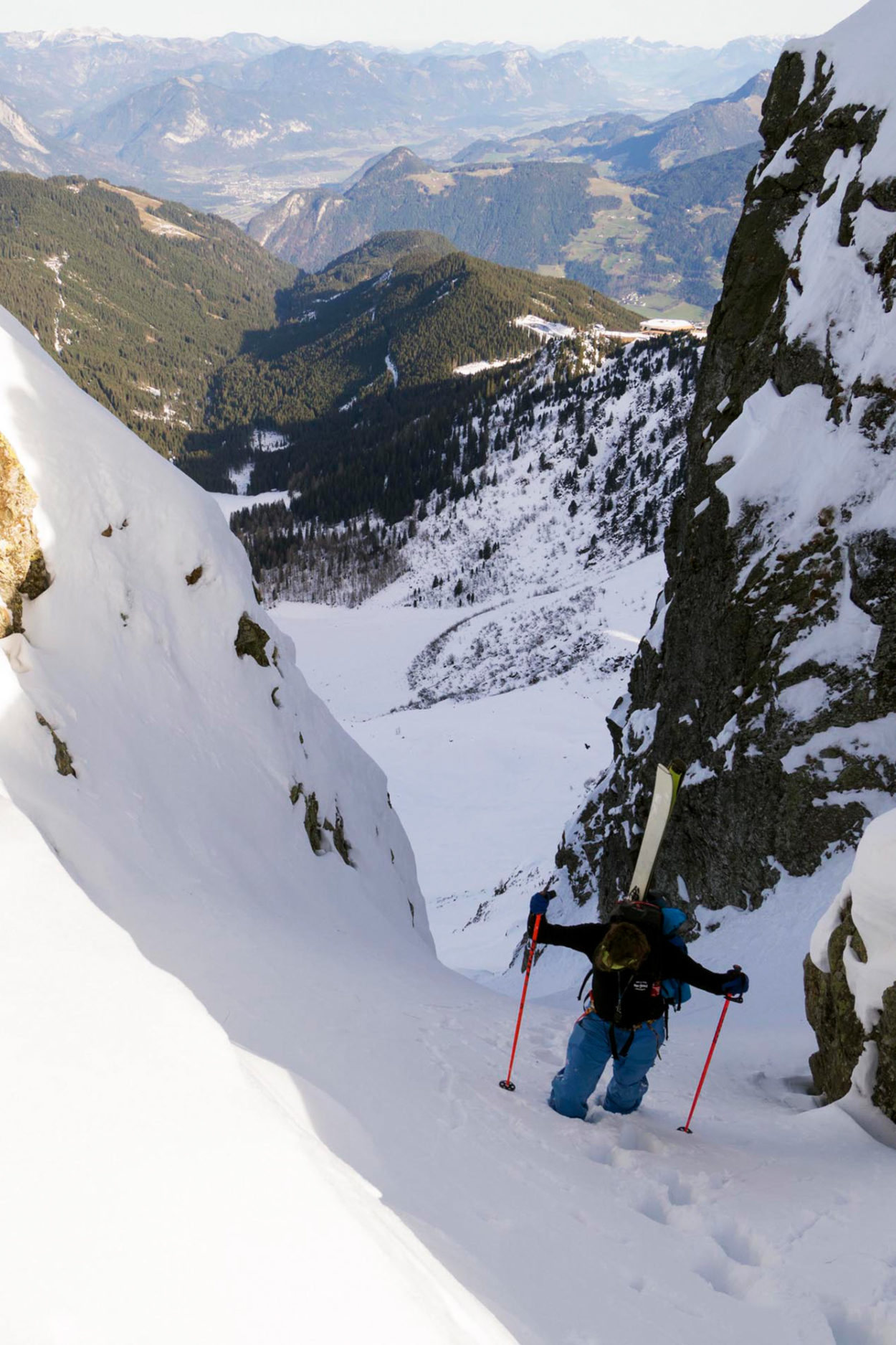Skitourengeher mit Ski auf dem Rücken im Aufstieg beim Test des Dynafit Hoji PU
