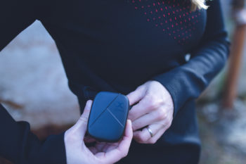 Frau h&auml;lt Akku des Odlo I-Thermic Longsleeves