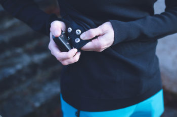 Frau kn&ouml;pft Akku in das I-Thermic Longsleeve