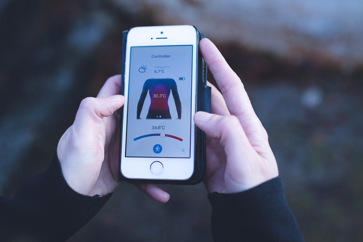 Frau w&auml;hlt in Odlo App Temperatur