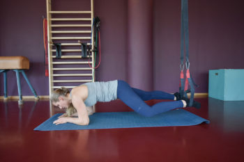 Natalie B&auml;rtschi zeigt Knee to Elbow