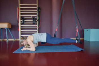 Natalie B&auml;rtschi zeigt Knee to Elbow