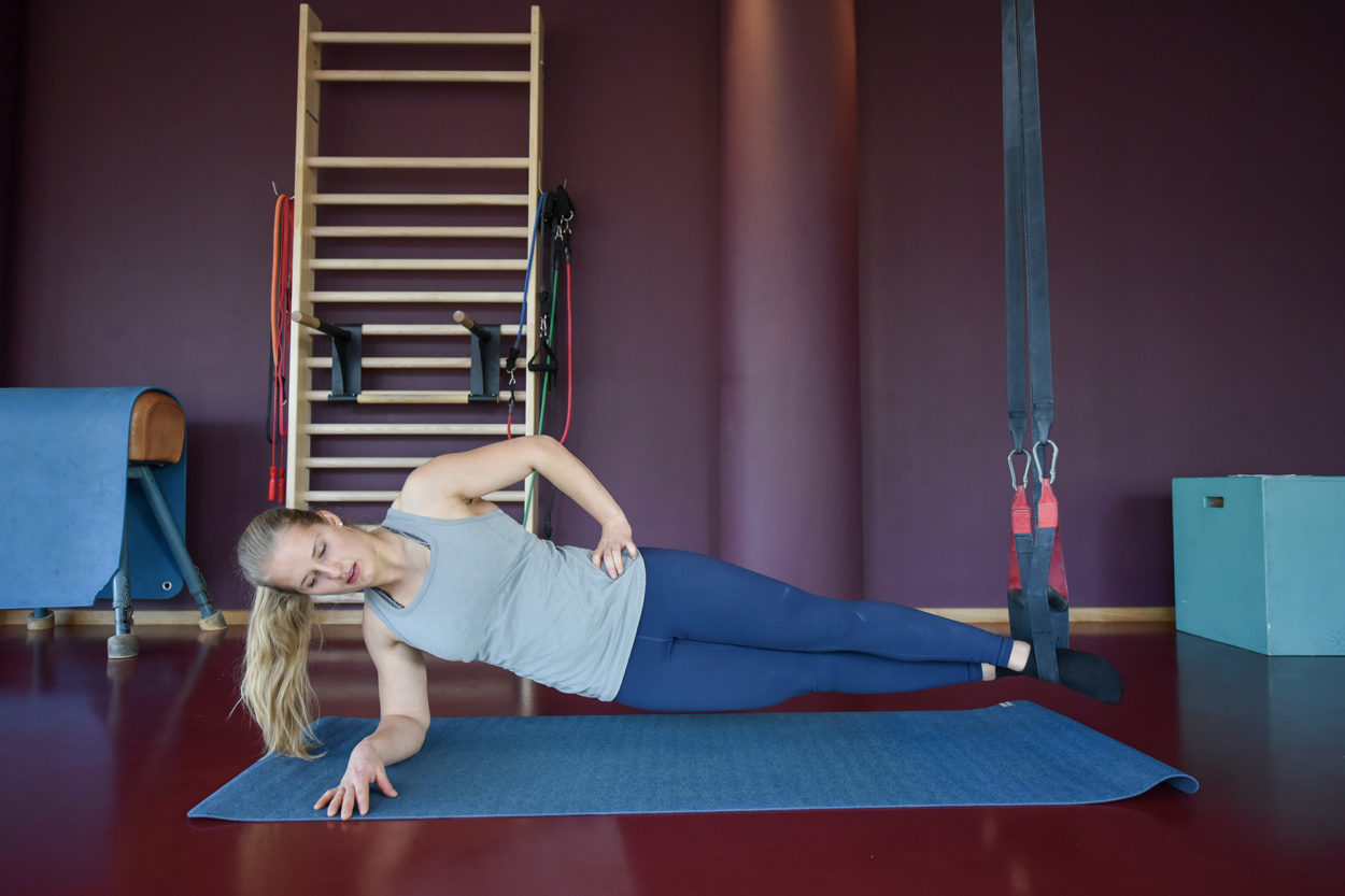Natalie B&auml;rtschi zeigt Sideplanks