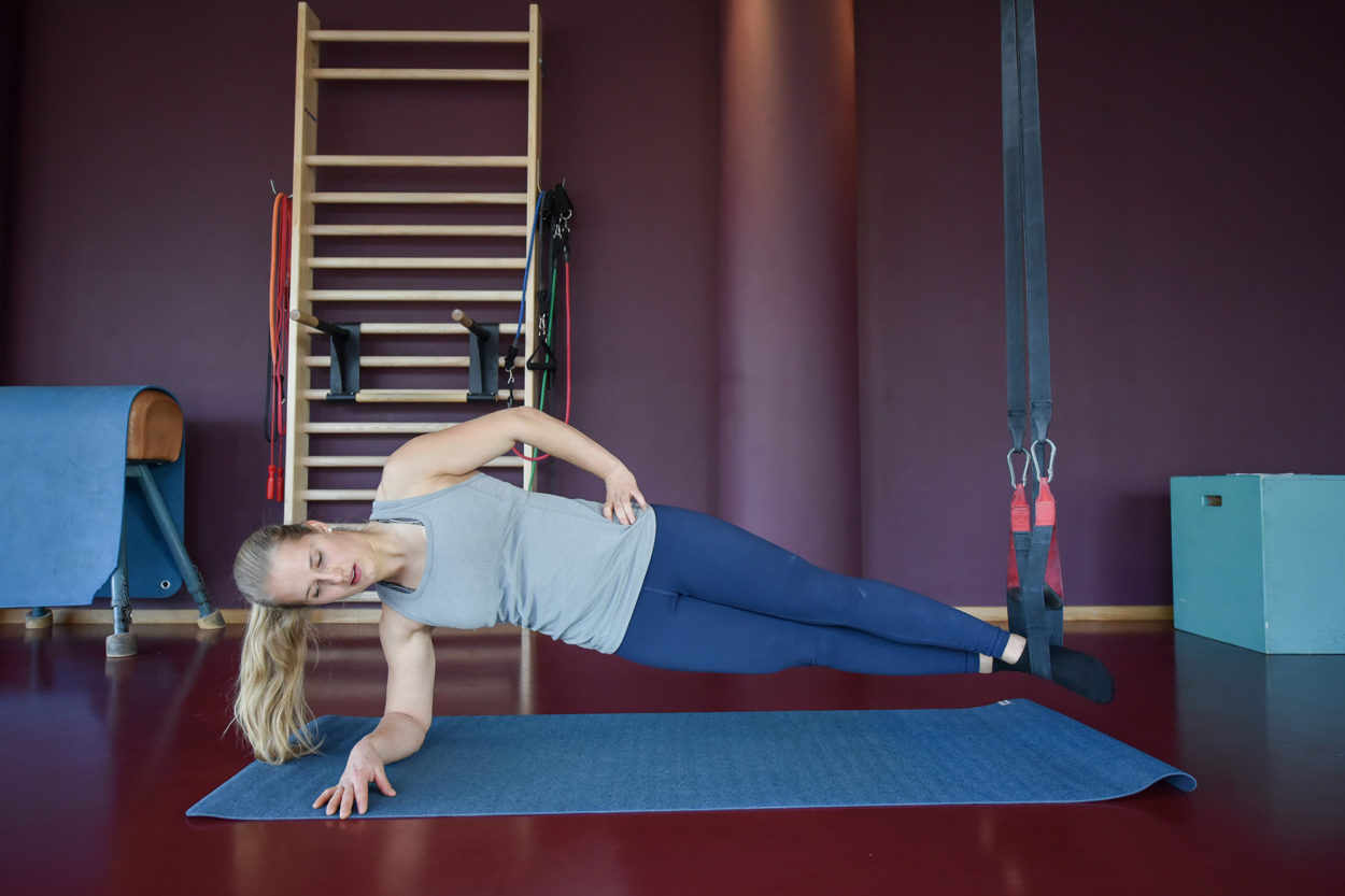 Natalie B&auml;rtschi zeigt Sideplanks