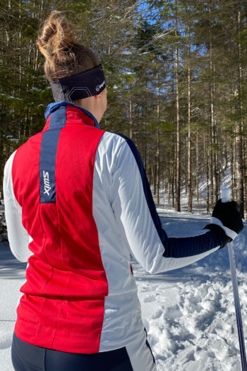 Langläuferin von hinten fotografiert in Langlaufkombi von Swix