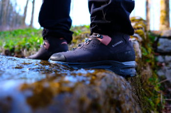 Test der Lowa Lavena II GTX Schuhe beim Wandern im Wasser