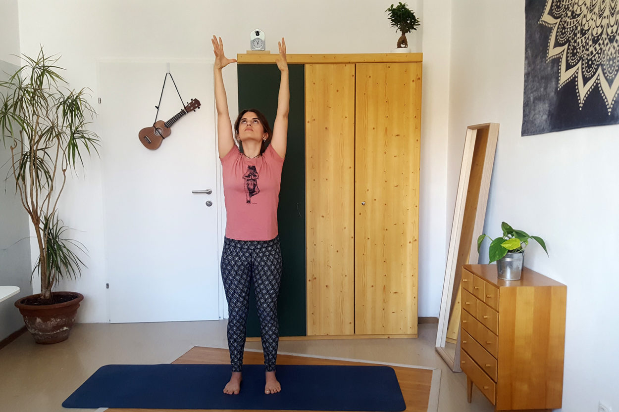 Homeoffice Yoga Stehende Vorbeuge