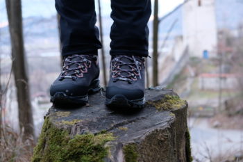 Test Wanderschuh Lowa Lavena II GTX auf Holz