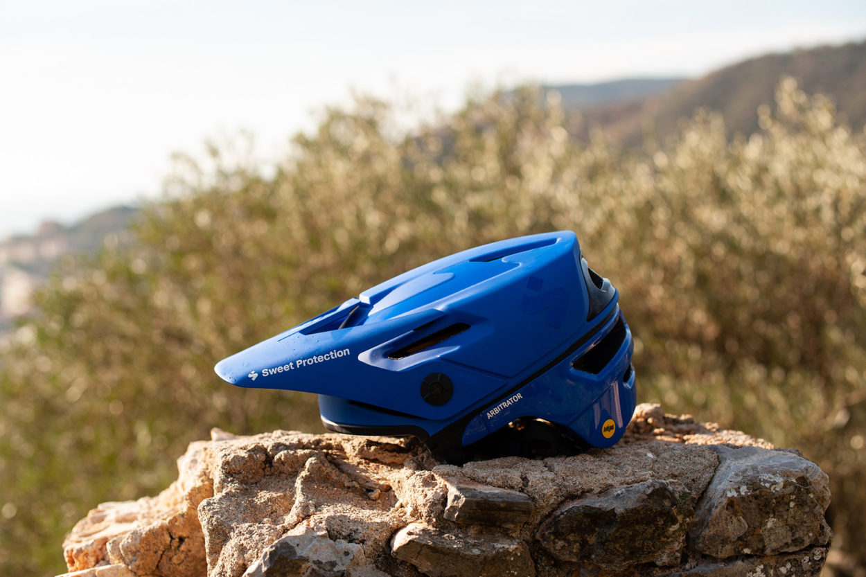 Sweet Protection Arbitrator Mips als Halbschale von der Seite