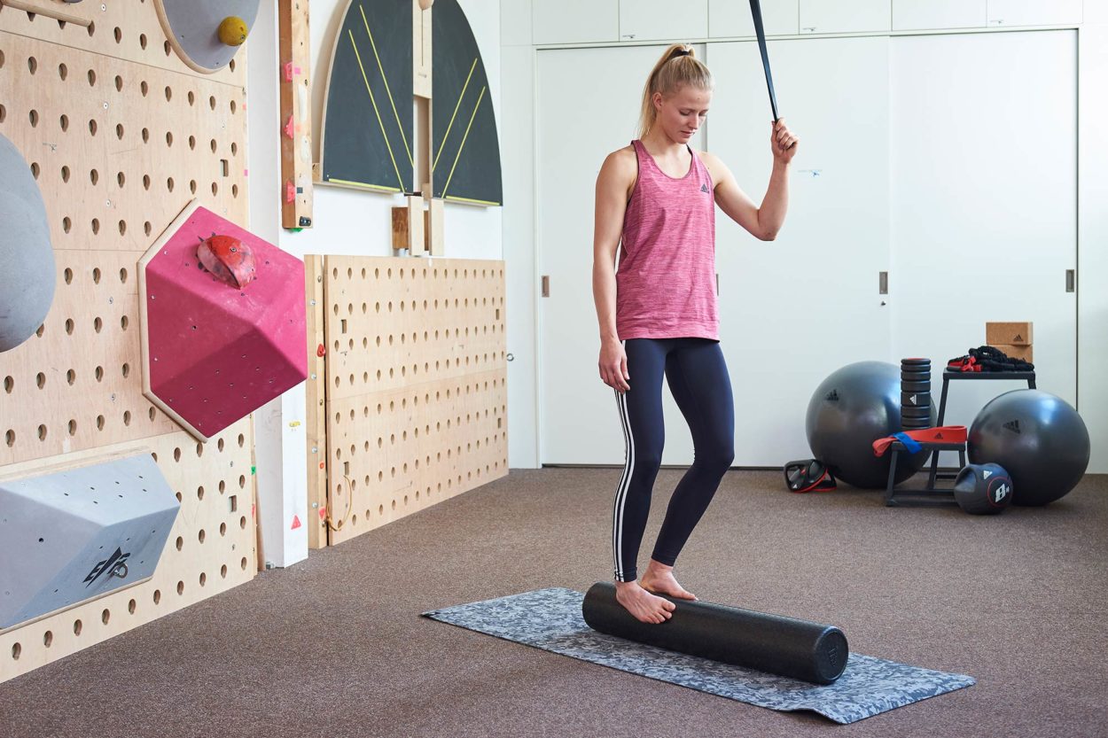 ACT &Uuml;bung auf Faszienrolle balancieren