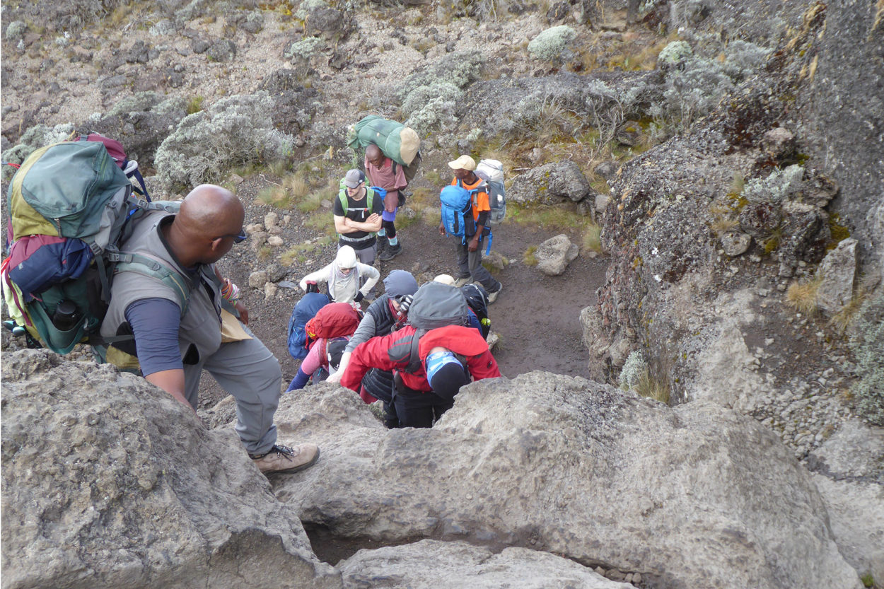 Bergsteiger beim felsigen Anstieg