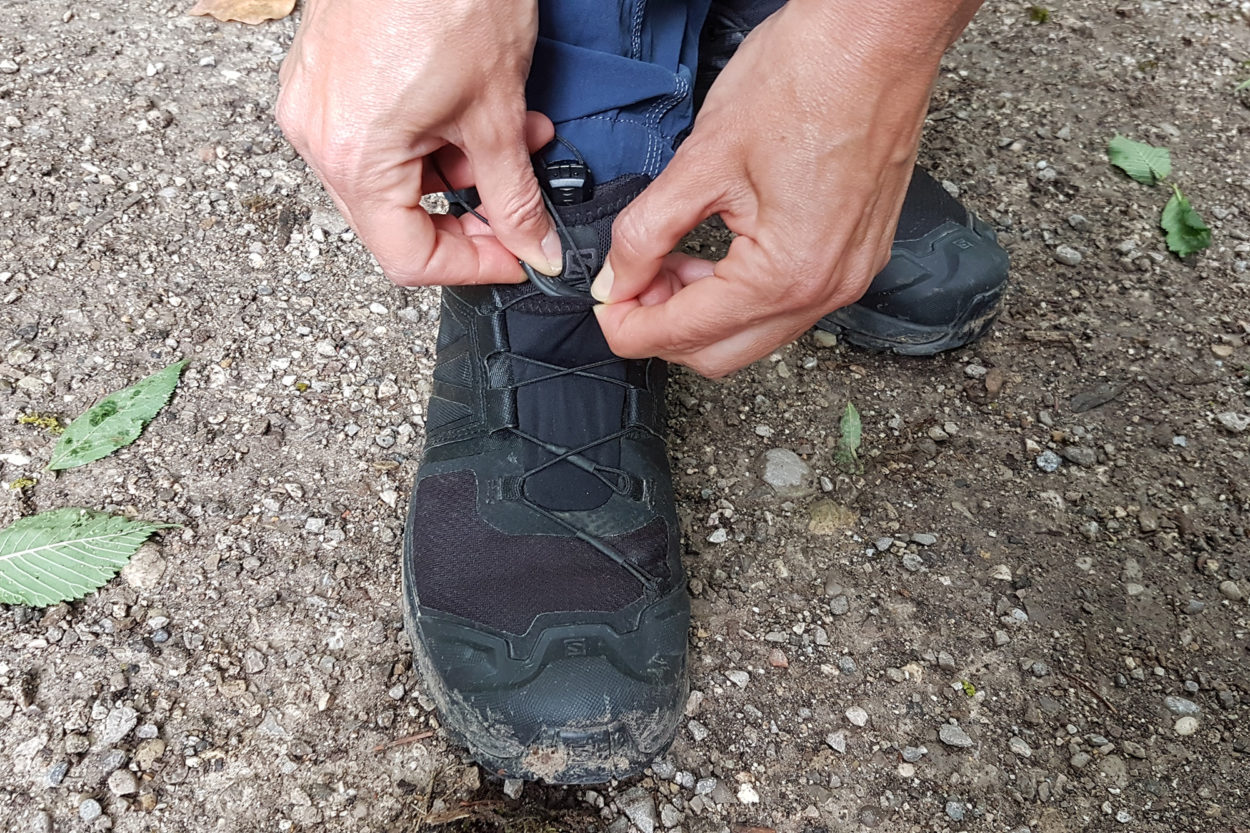 Schnürsystem mit Tasche von schwarzem Salomon Schuh