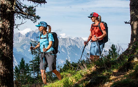 Bergzeit-Basics_Lifestyle_damen_wandern